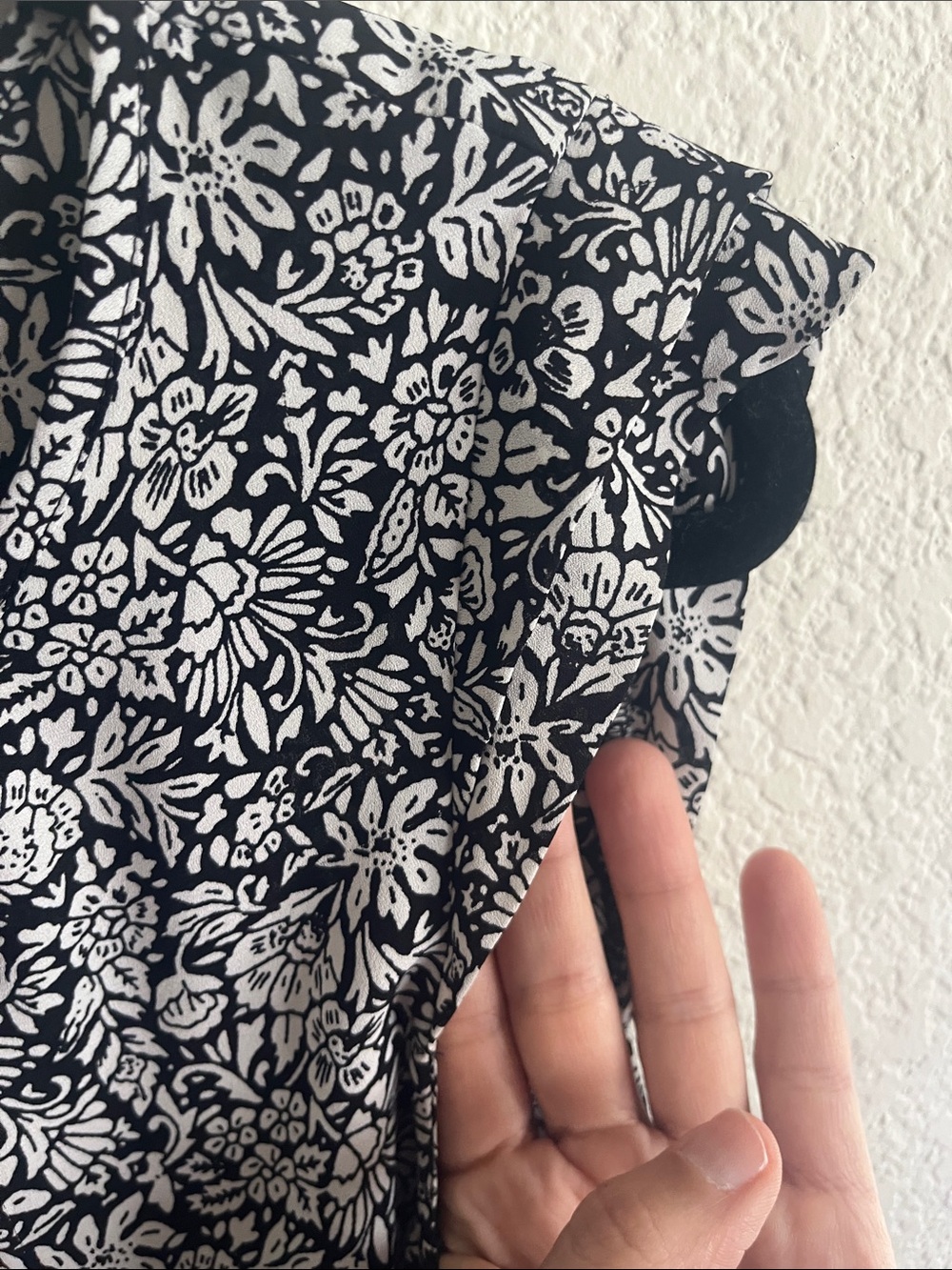 LOFT Black & White Floral Sleeveless Blouse - Picture 7 of 8